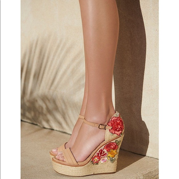 Gianni Bini Shoes - 💰⬇️🌺 NWT! Amazing Gianni Bini Embroidered Wedge